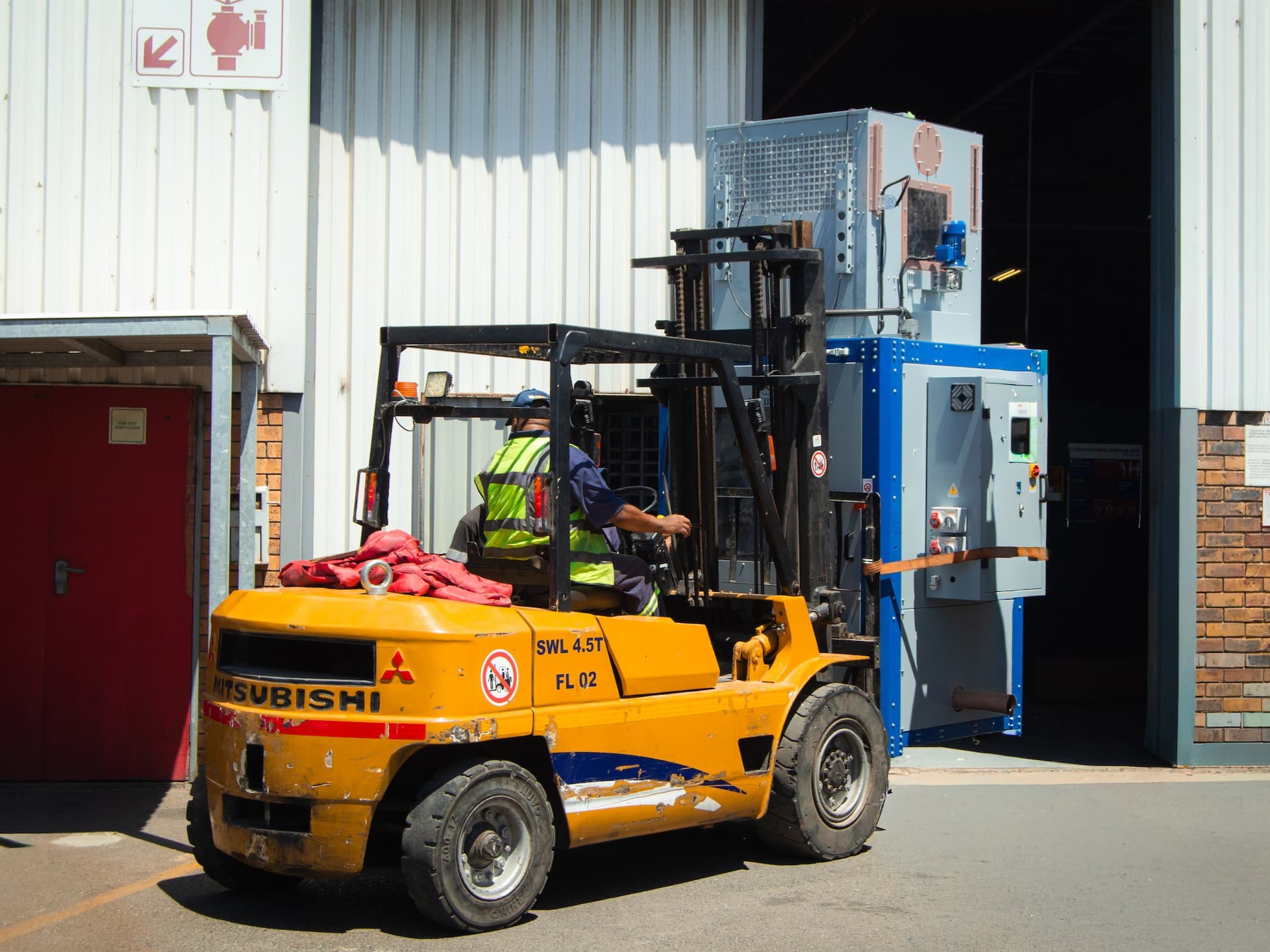 Industrial machine, container and abnormal load being handled by BrightRig crews