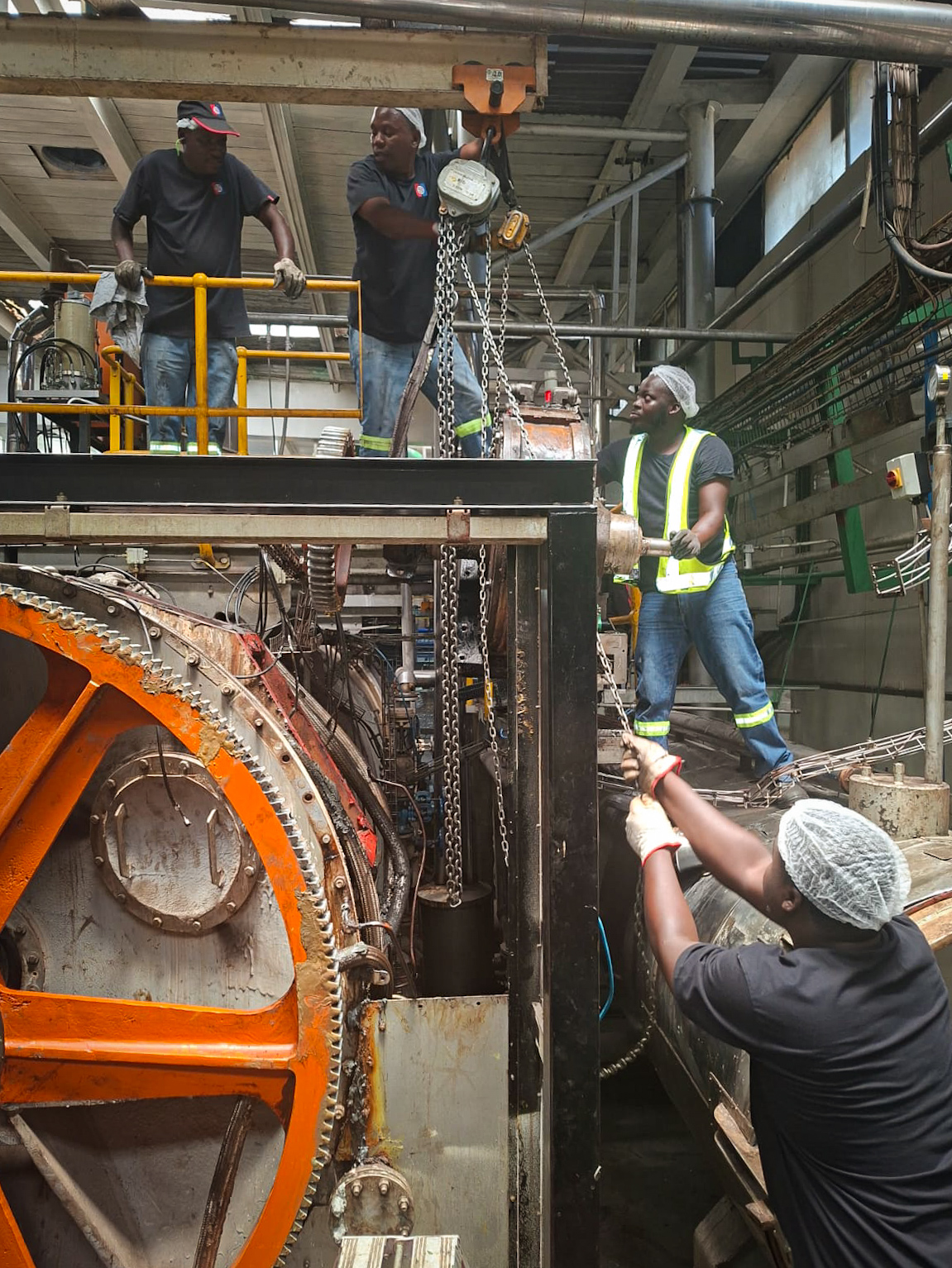 Industrial rigging equipment — shackles and slings on heavy machinery